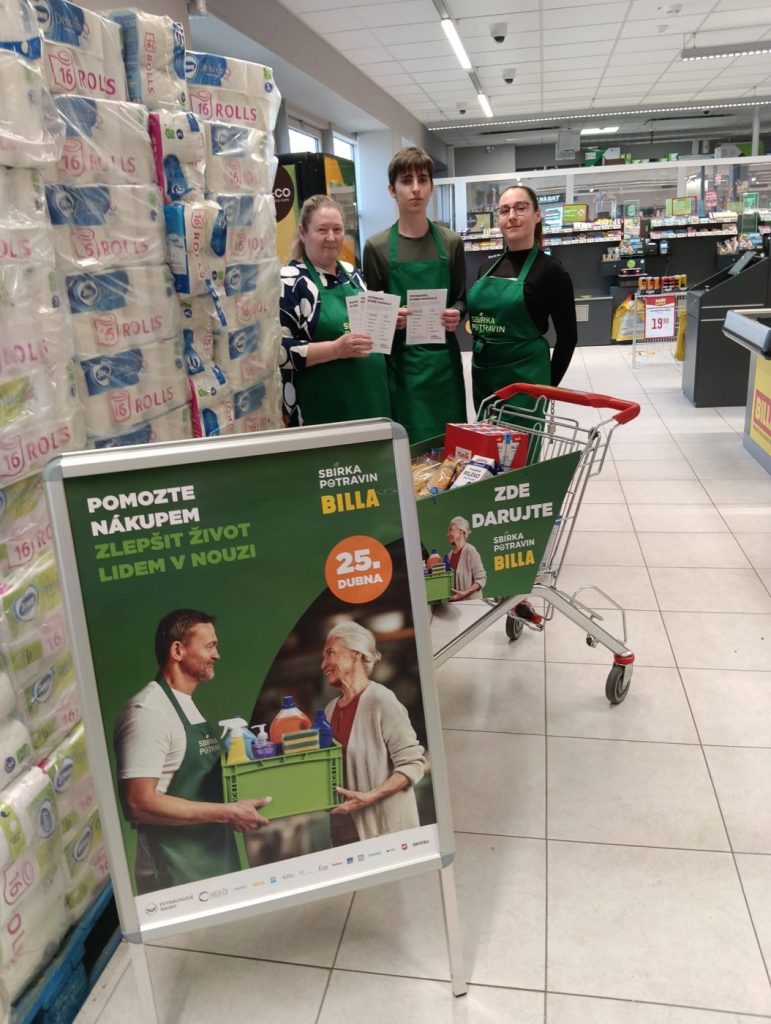 Dobrovolnice u potravinové sbírky v obchodě